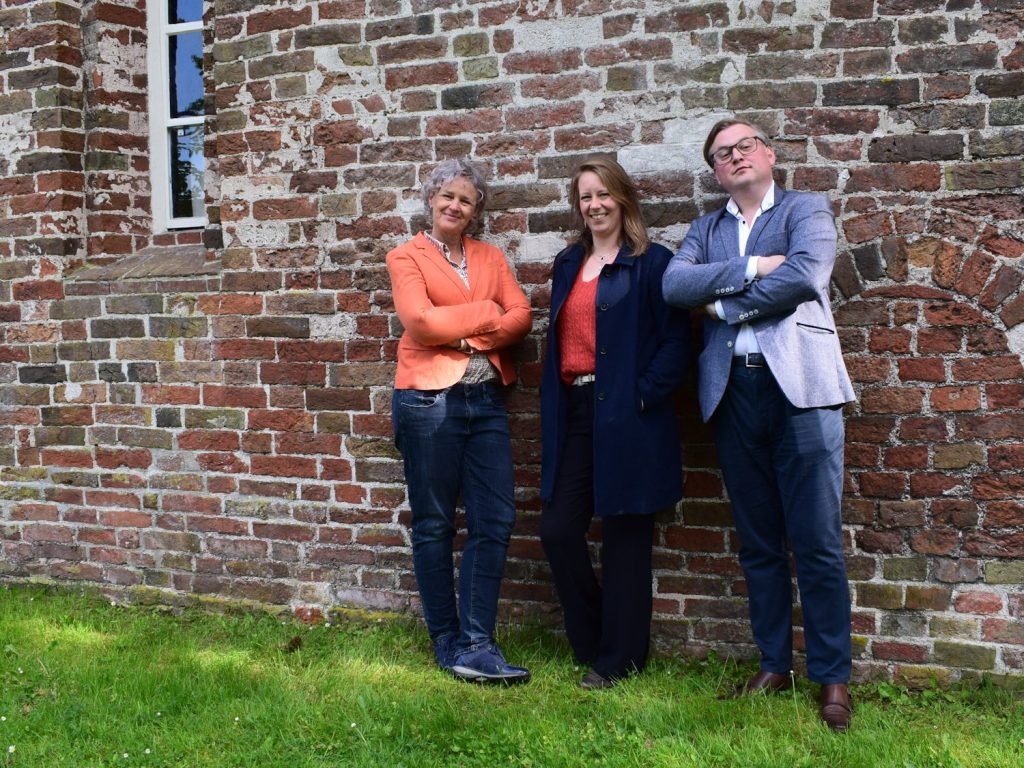 Deze en genen is Michèl de Jong, Jet Tolsma en Hilde Boon Jet Tolsma, Hilde Boon, Michèl de Jong zijn Deze&Genen een onderzoeksbureau voor genetische genealogie, stamboomonderzoek, DNA, erfgenamen, familiegeschiedenis, WO2, oral history, Nederlands Indië